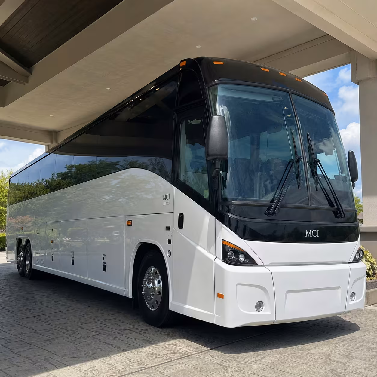 santa barbara commuter shuttle buses along the highway 101 corridor